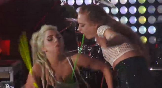 Le vomitan a Lady Gaga durante concierto