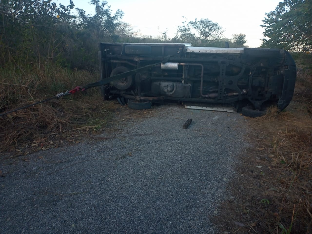 Una camioneta volcó luego de reventarse una llanta en la vía Dzilam Bravo-Yalsihon