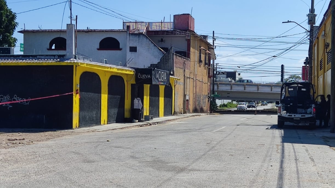 Elementos policiales arribaron al antro, quienes acordonamiento de todo el perímetro de la calle 24 on carretera federal