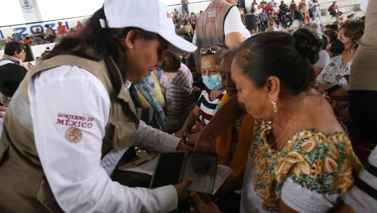 Entregan cerca de mil tarjetas del Bienestar a adultos mayores en Mérida