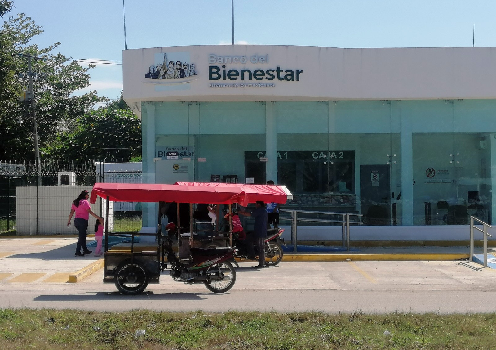 La puerta de cristal del Banco del Bienestar de Seyé se encontró rota