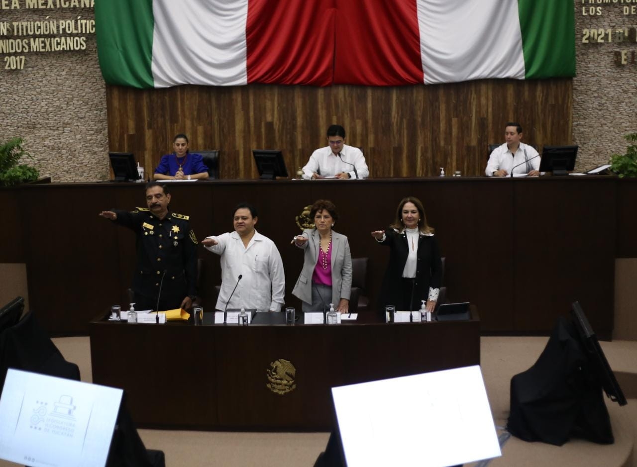 Los cuatro funcionarios del Gobierno de Yucatán comparecen ante el Congreso