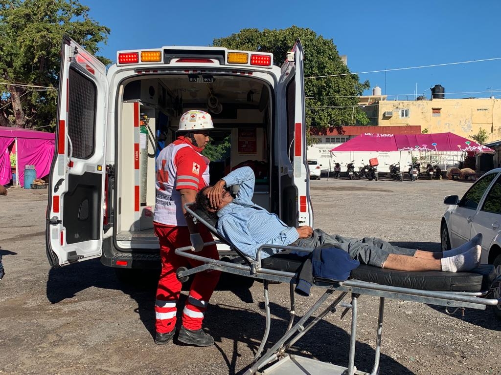 El hombre fue atendido por paramédicos tras presentar deshidratación