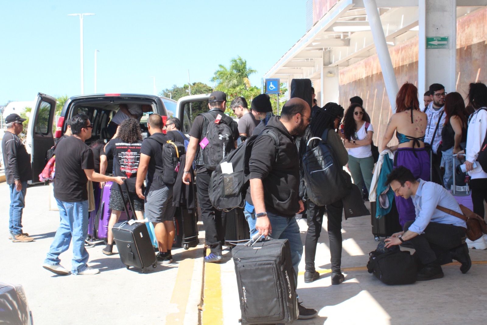 Arriban al aeropuerto artistas invitados a la coronación de los reyes infantiles del Carnaval de Campeche