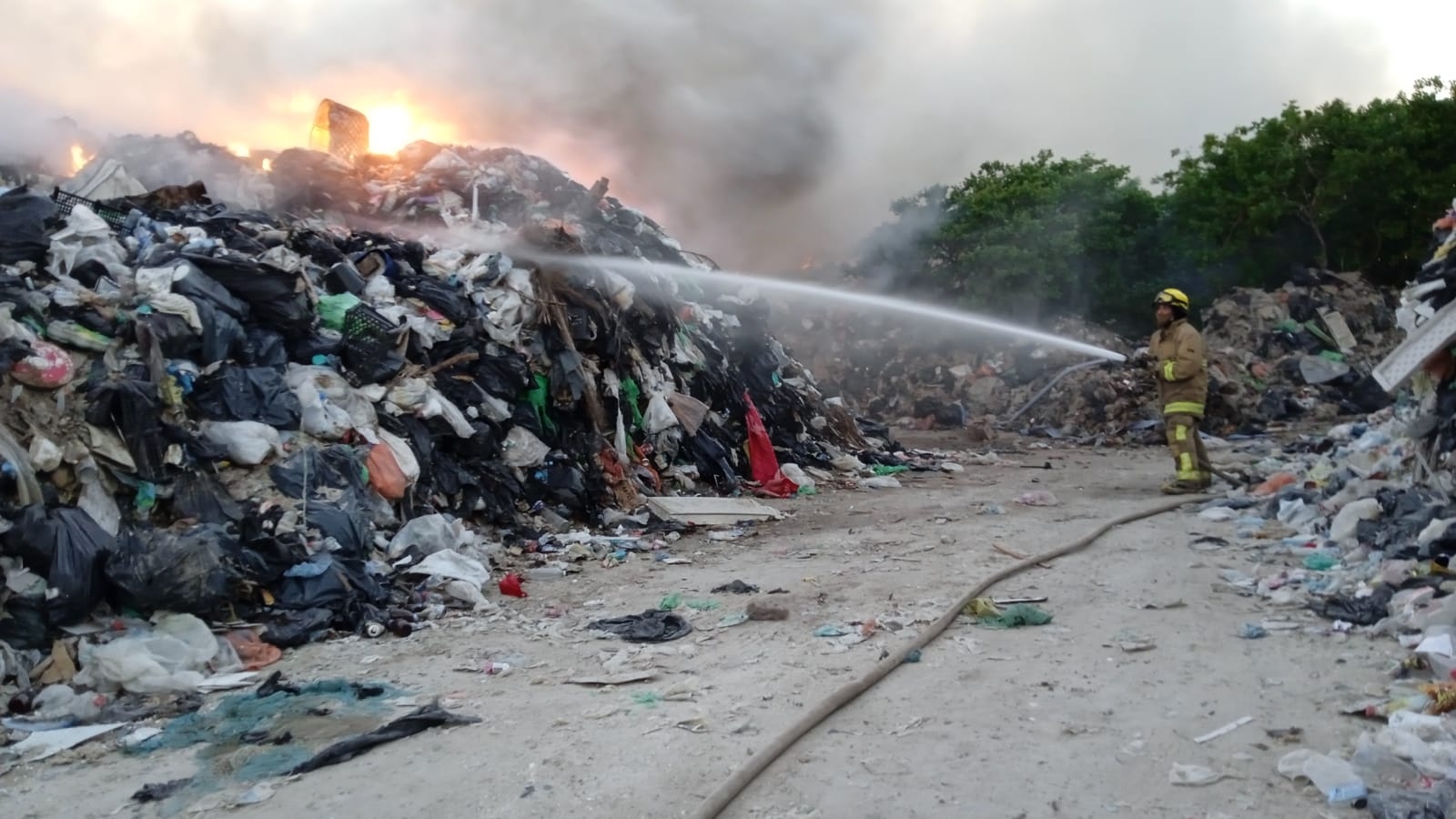 Regresa el fuego y humo a Holbox; se incendia basurero