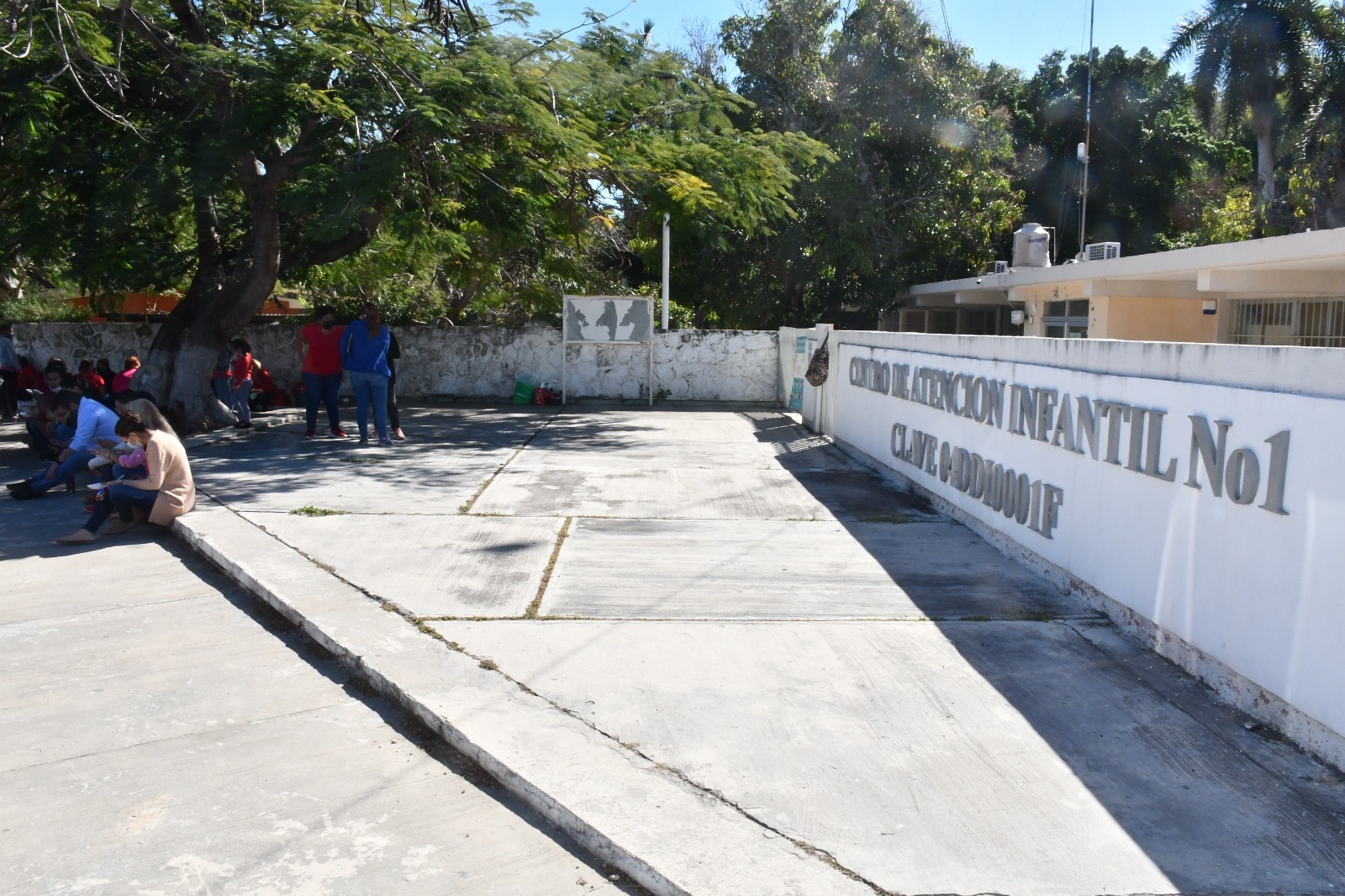 Empleados del Centro de Atención Infantil de Campeche suspendieron labores ayer martes