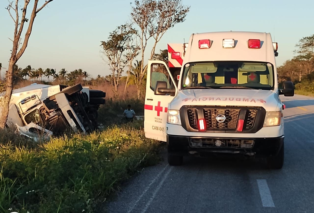 Trío de ebrios termina fuera de la carretera Carmen-Champotón