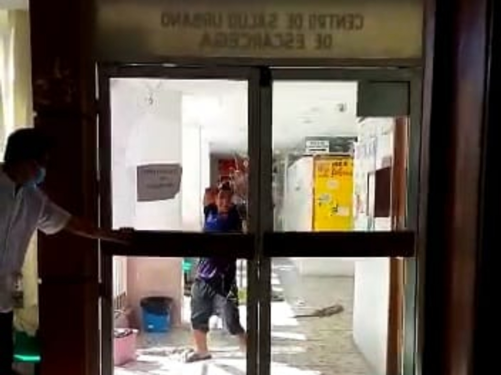 Hombre causa destrozos en centro de salud de Escárcega