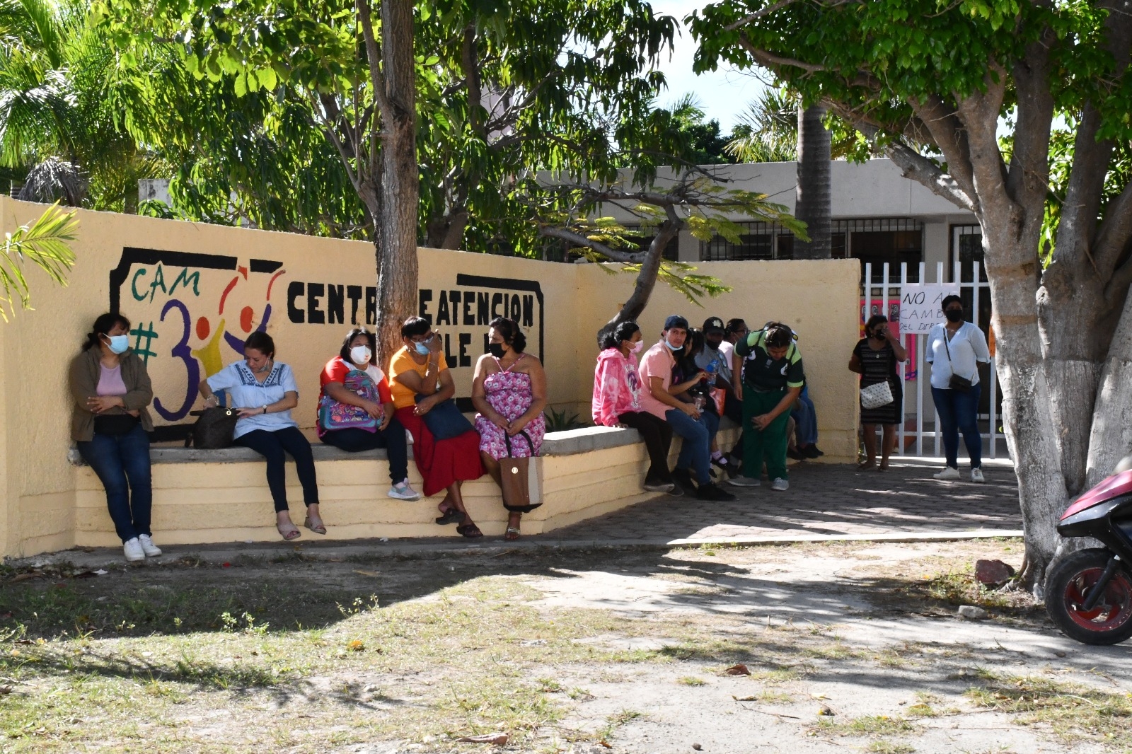 Padres de familia toman el CAM 3 en Campeche; no quieren cambio de Director