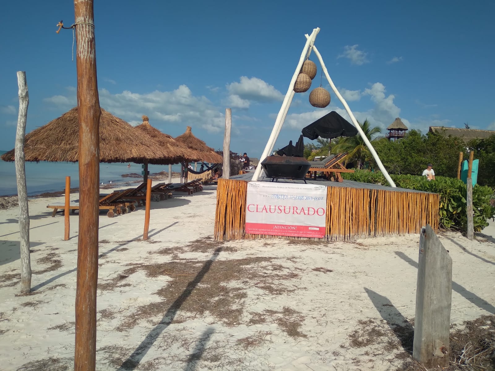 Las obras fueron suspendidas por presuntos daños a la playa de Holbox