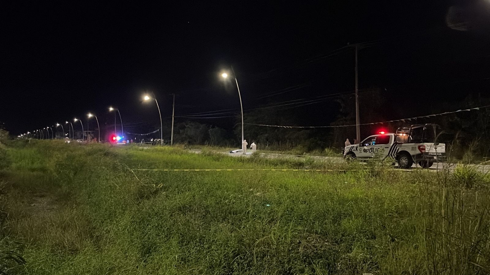 El motociclista terminó a media avenida tras el fuerte impacto