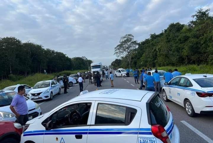Taxistas desbloquean vía Bacalar-Carrillo Puerto ante la presencia de fuerzas federales