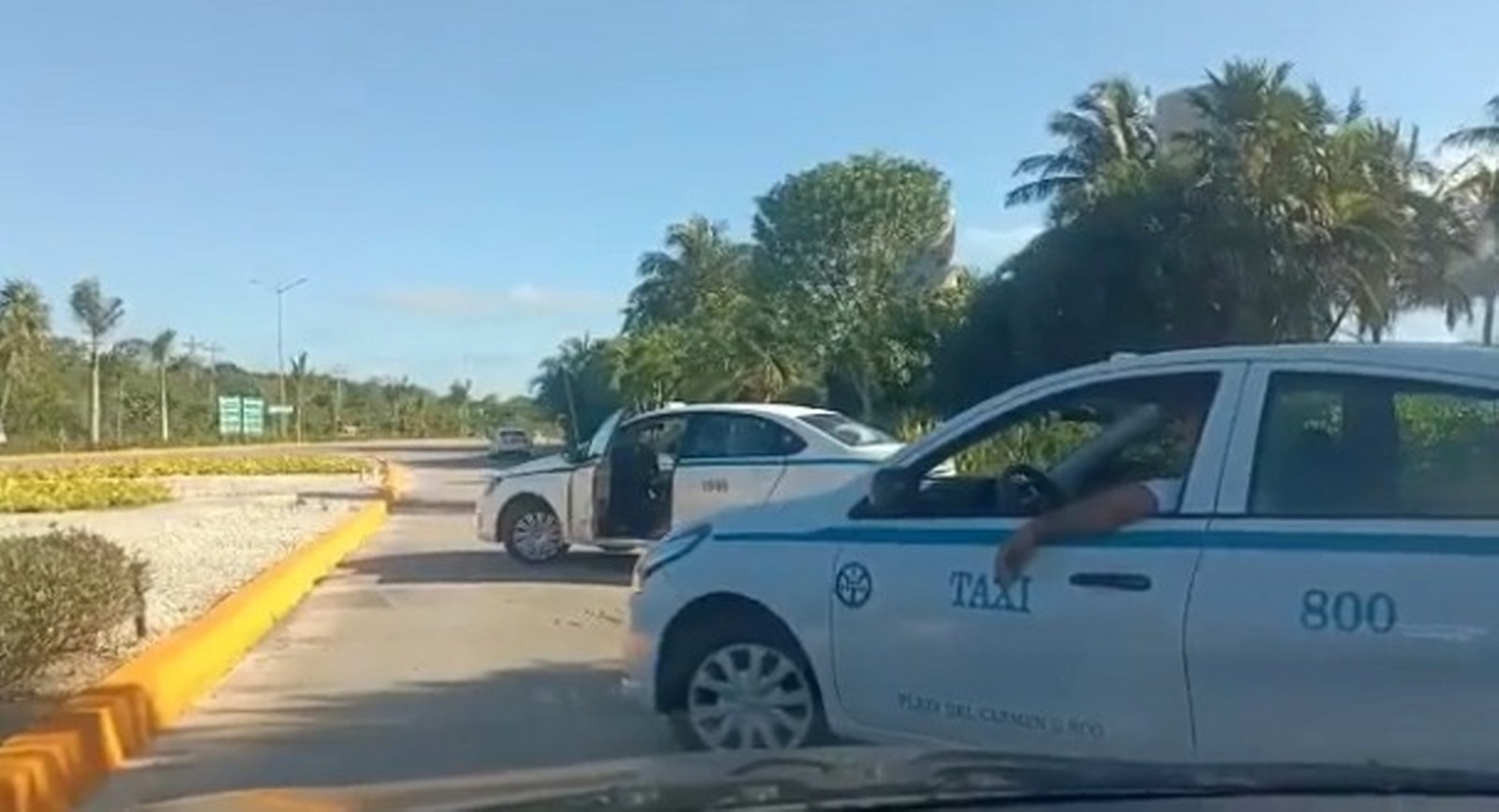 Captan a dos taxistas del Sindicato “Lázaro Cárdenas del Río” como le cerraron el paso a un supuesto conductor de Uber