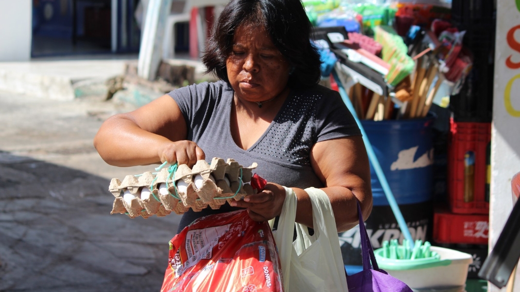 Un huevo se vende hasta en 5 pesos, lo que resulta un golpe para las familias numerosas