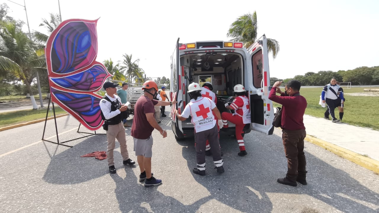 El hombre resultó con una fuerte lesión en la cabeza luego de caer una camioneta en Ciudad del Carmen