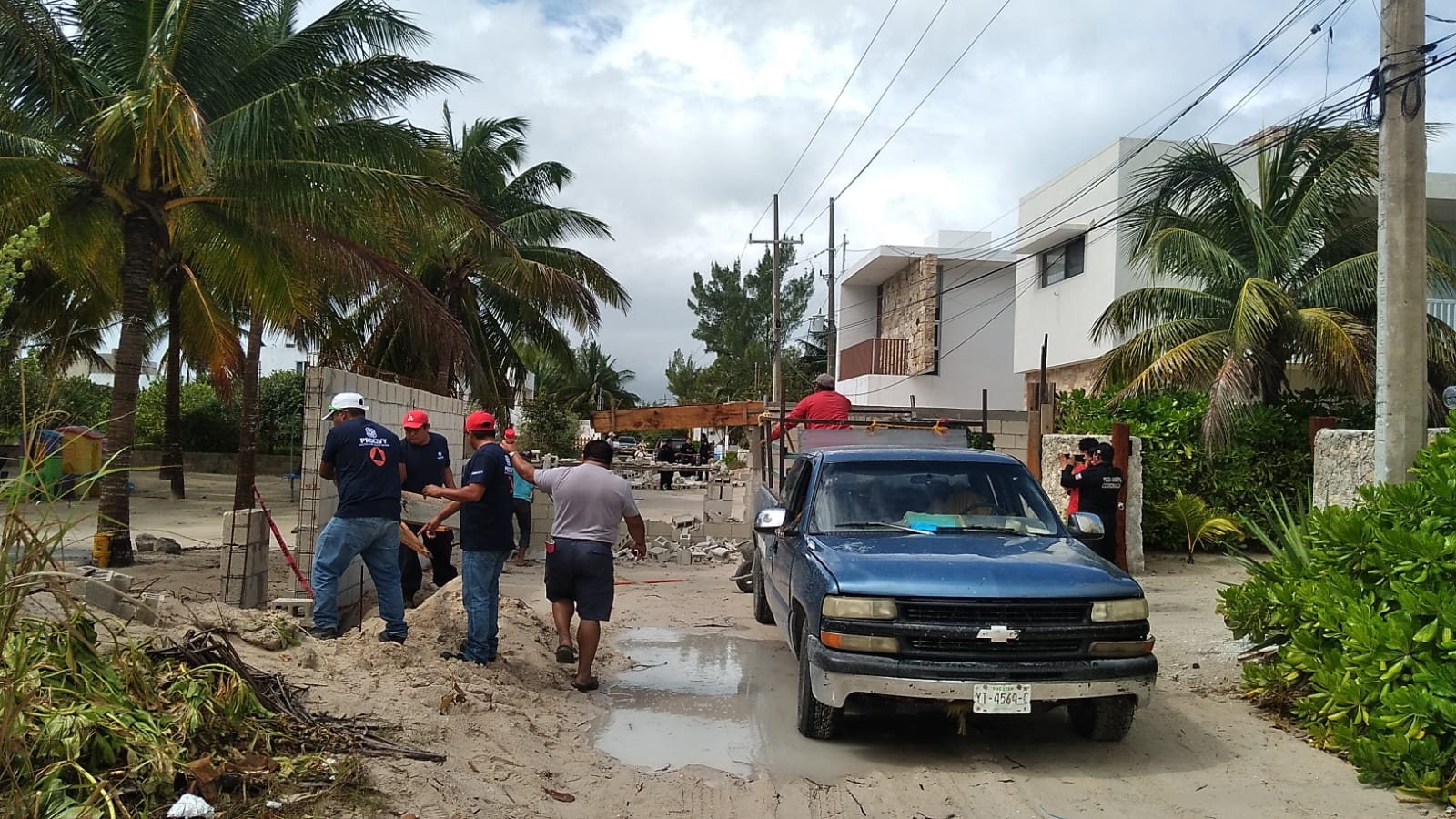 Comienza la demolición del muro construido para bloquear una calle de Dzemul: VIDEO