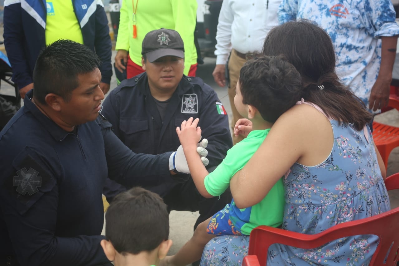 Personal de Blu Flag (BF), auxilio a un pequeño de alrededor de 8 años que fue "picado" por medusas a la orilla de la playa