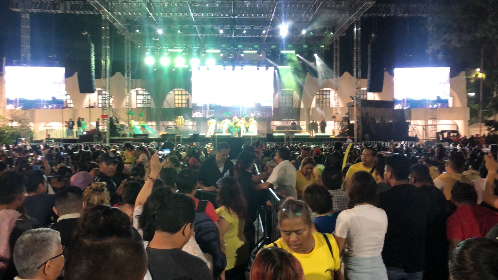 Alrededor de 8 mil personas esperan a Bobby Pulido en el Carnaval de Cancún: EN VIVO