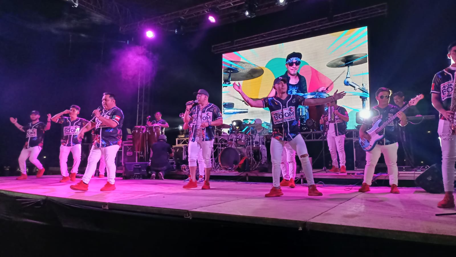 El primer baile popular atrajo a los habitantes a la fiesta de la carne este sábado