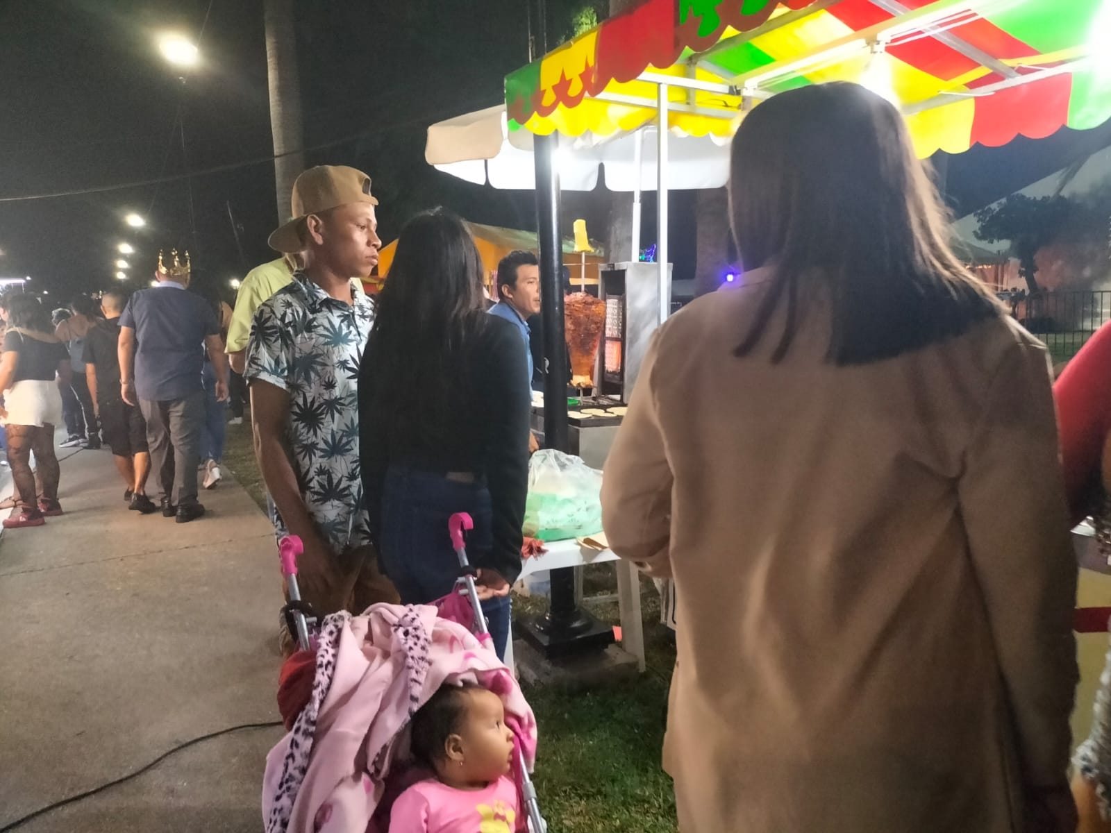 Antes del grupo Ilegales, la gente se entretiene en el Parque Quintana Roo el Carnaval de Cozumel este sábado