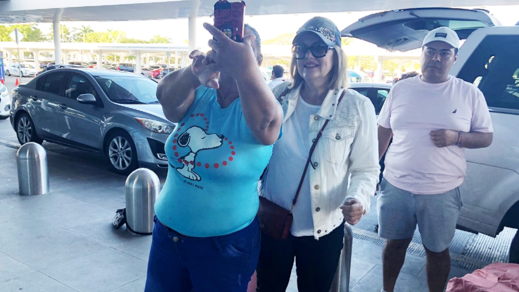 La actriz llegó al aeropuerto de Mérida para tomar un vuelo; sin embargo, aprovechó para tomarse fotos con sus fans