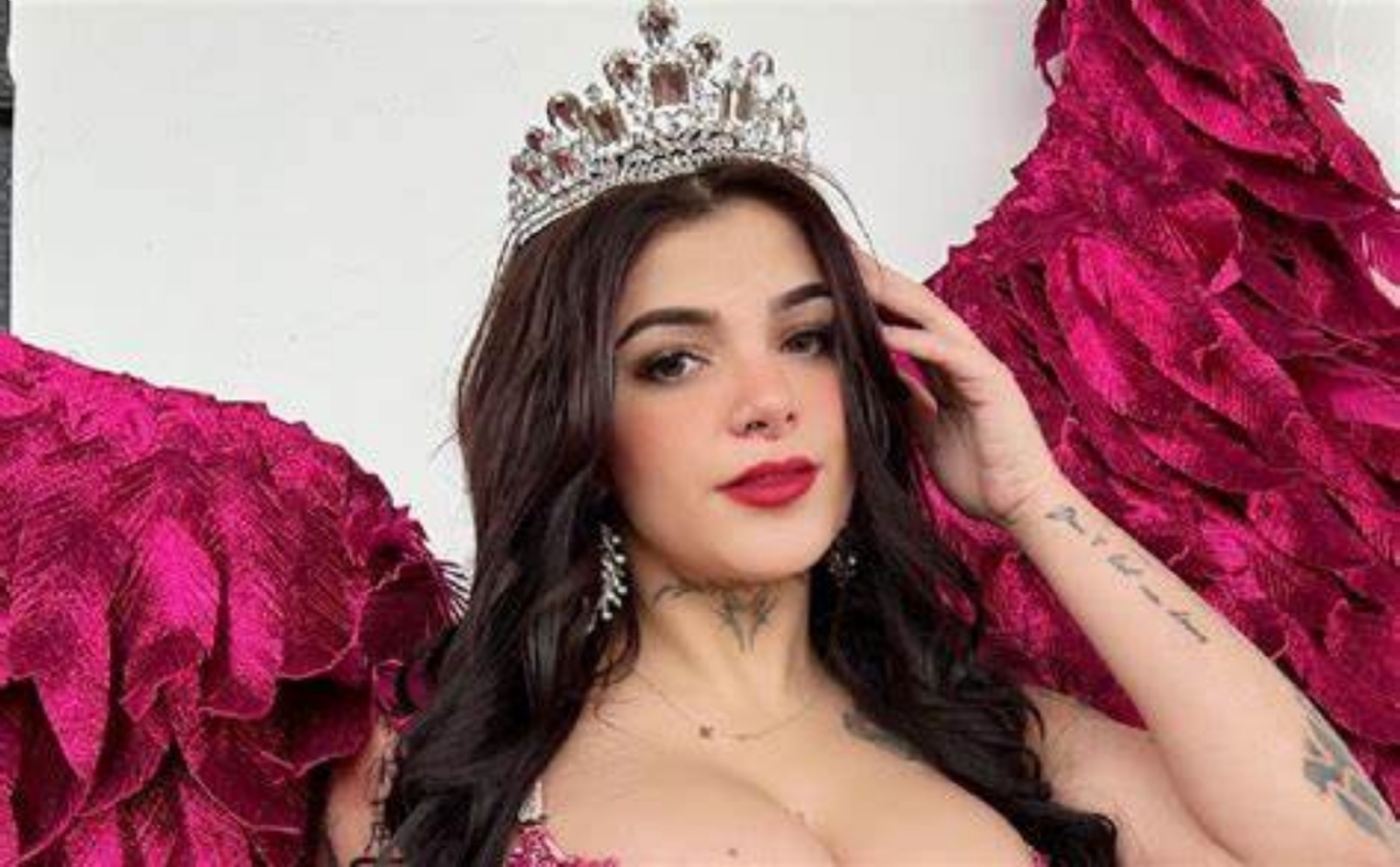 Karely Ruiz, recibida a huevazos en Carnaval de Guaymas: VIDEO