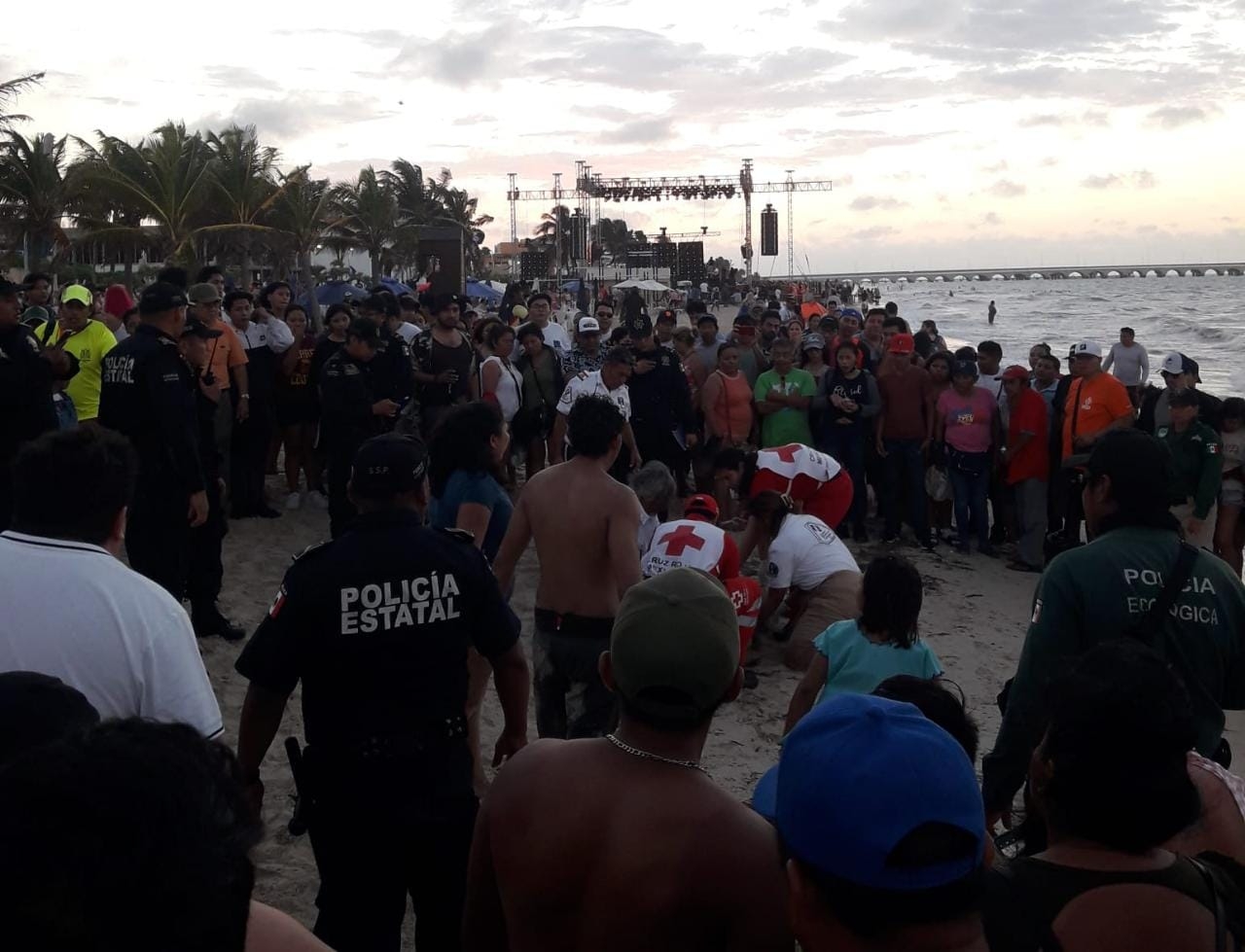 Rescatan a dos personas de ahogarse en el mar de Progreso