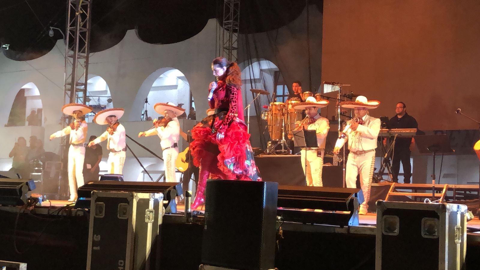 La gente se concentra en la Plaza de la Reforma y Avenida Tulum para escuchar a la cantante grupera Ana Bárbara