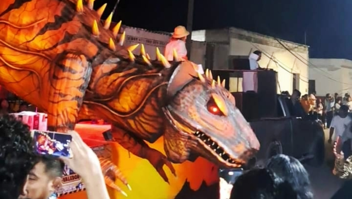 Los dragones fueron parte de los carros alegóricos del Carnaval de Dzilam de Bravo