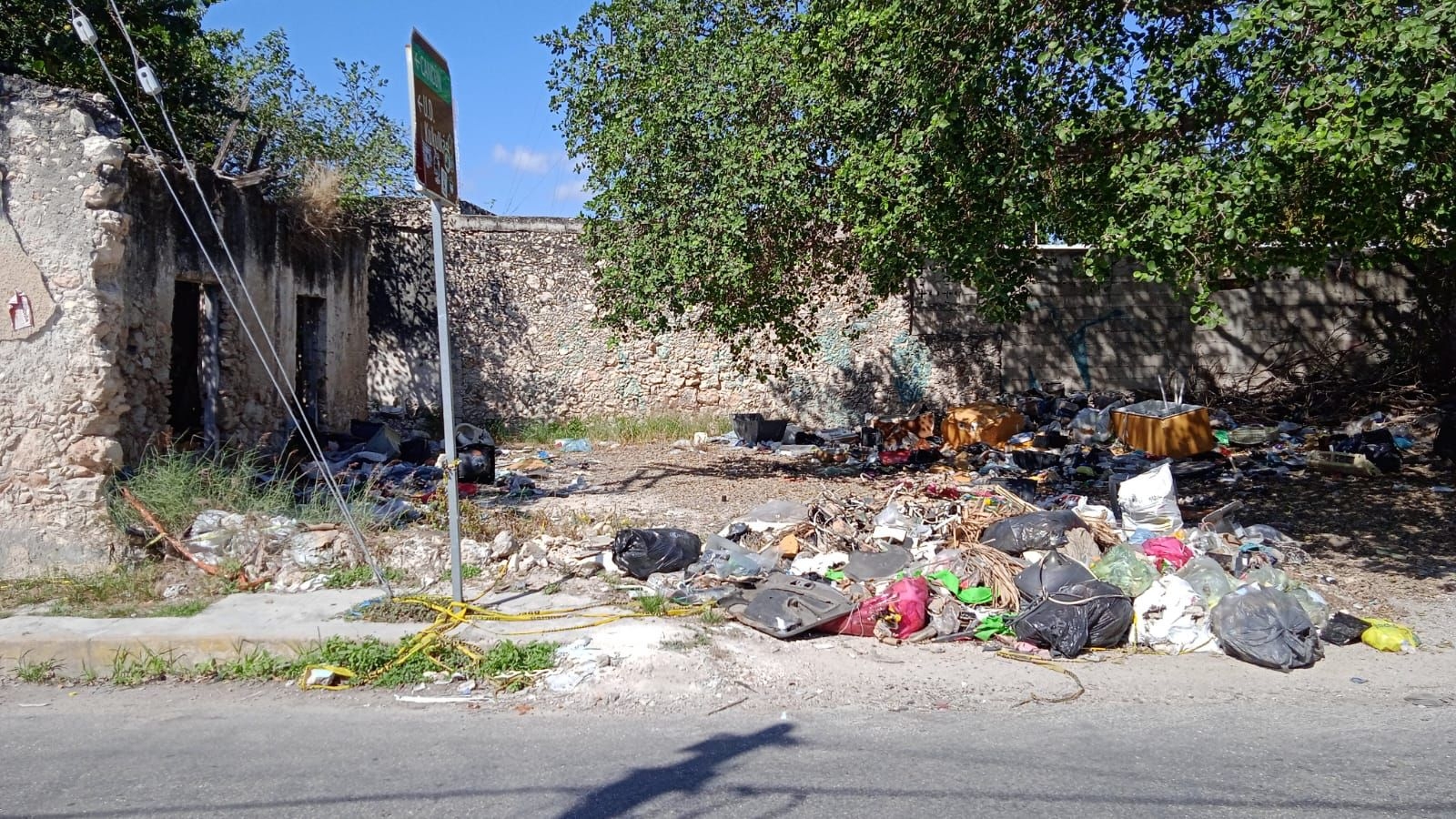 El terreno sirvió de estacionamiento durante algún tiempo al bar "Brindis" , cuyos desechos inmobiliarios dejados en el terreno al cambiar de ubicación el negocio, originaron el problema, según los testimonios