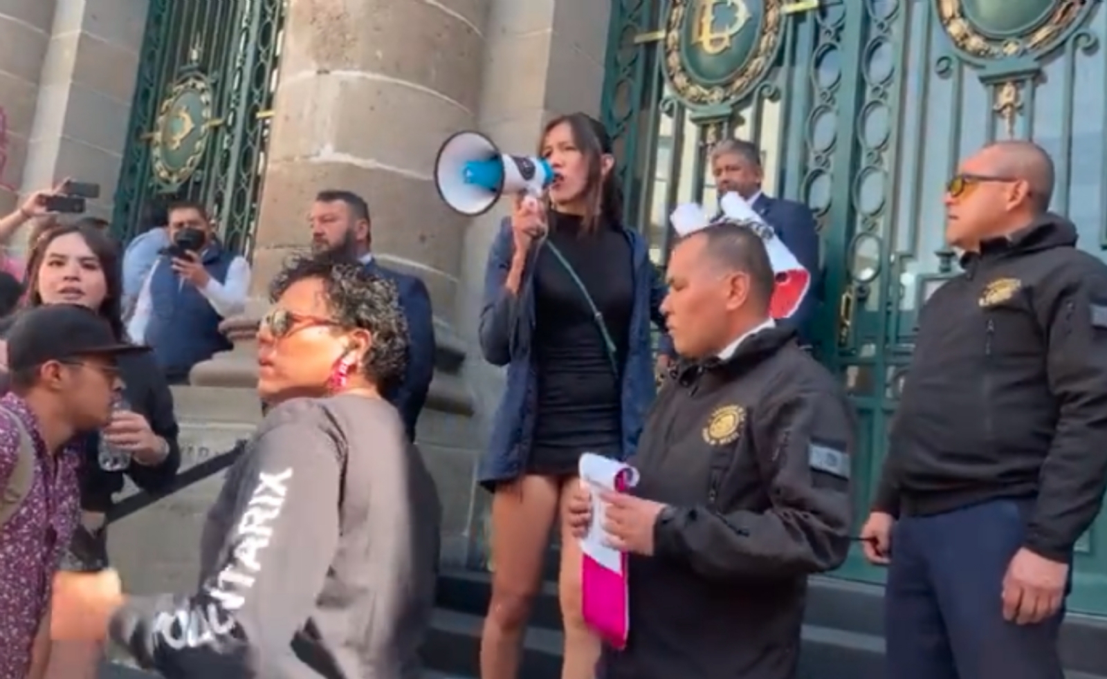 Protesta de la comunidad trans termina en trifulca en Congreso de la CDMX