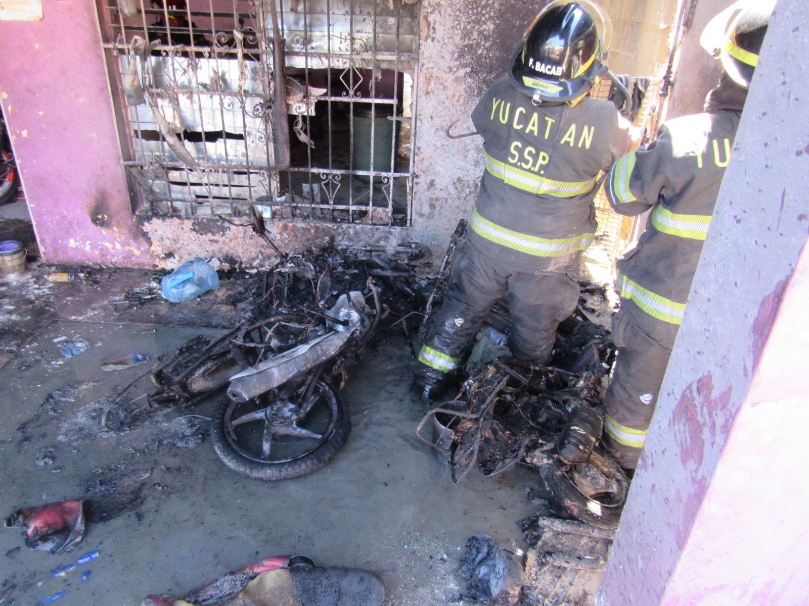 Incendio en un taller de Mérida deja motocicletas hechas una 'chatarra'