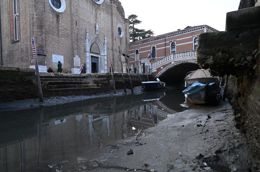 La marea baja ha causado que los canales de Venecia se secaran