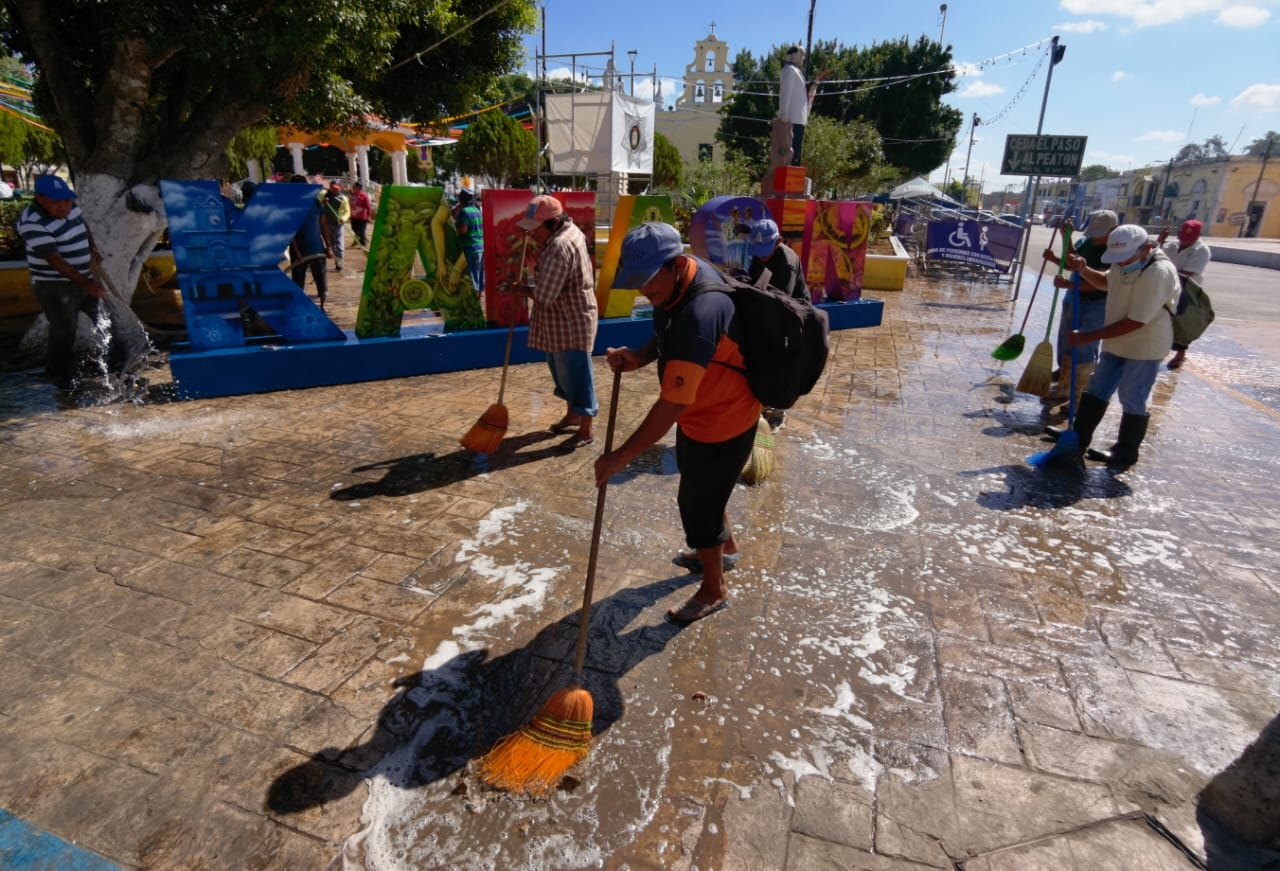 Personal de limpieza comenzó con los trabajos para retirar el mal olor tras el Carnaval de Kanasín