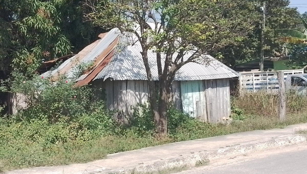 La casa está abandonada porque la familia se mudó a otro lado