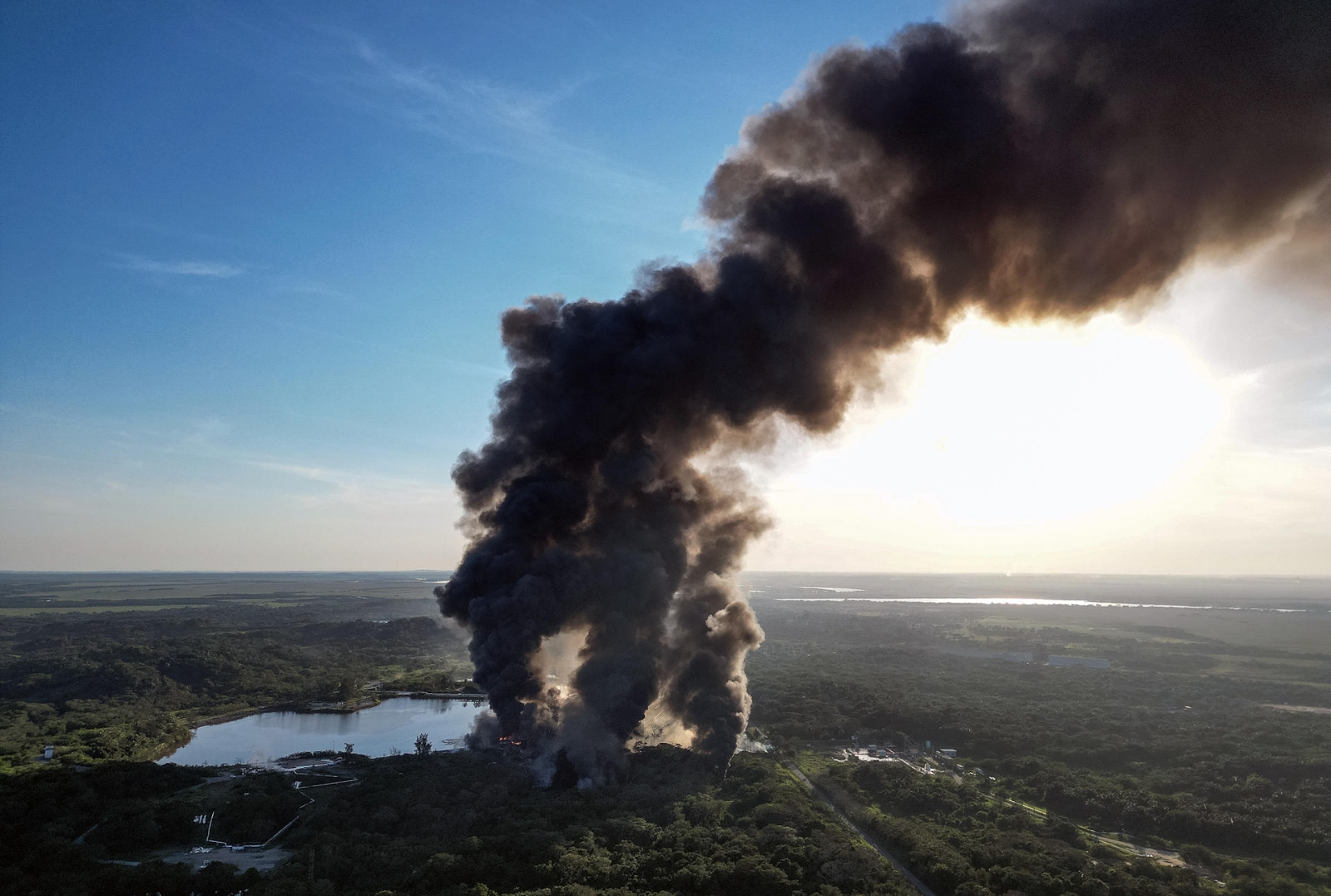 Incendio controlado en Veracruz, deja 5 trabajadores desaparecidos