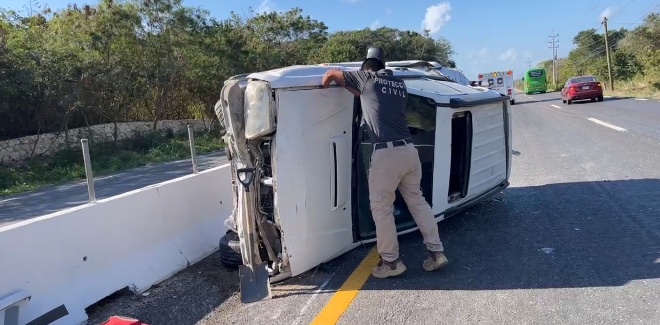 Conductor pierde el control y se vuelca en Tulum; estalló una de sus llanta delanteras