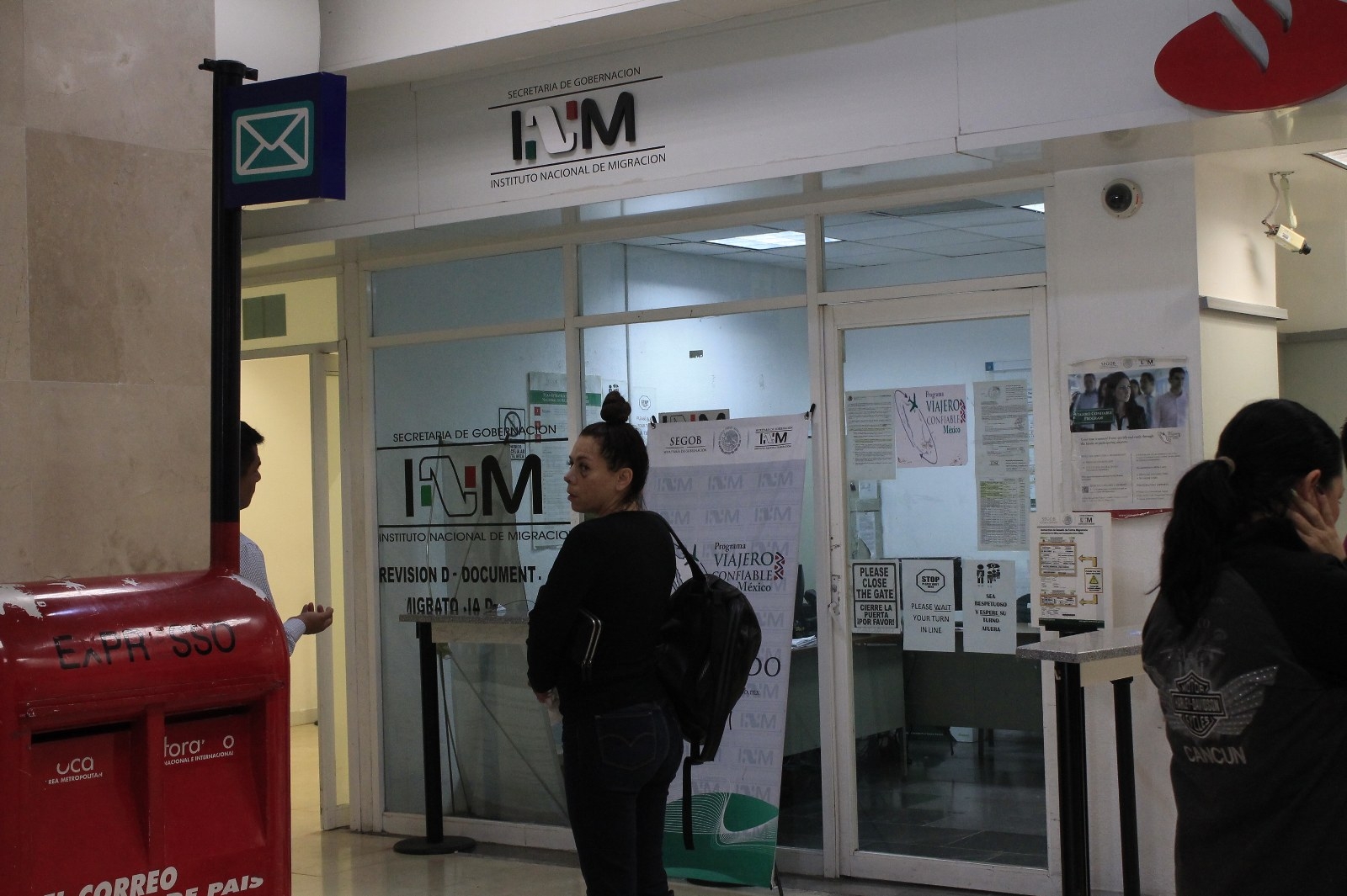 INM rechaza maltrato a turistas en el Aeropuerto Internacional de Cancún