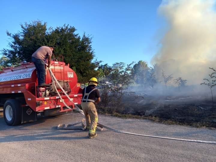 Se incendia pastizal en colonia Fertimex de Escárcega