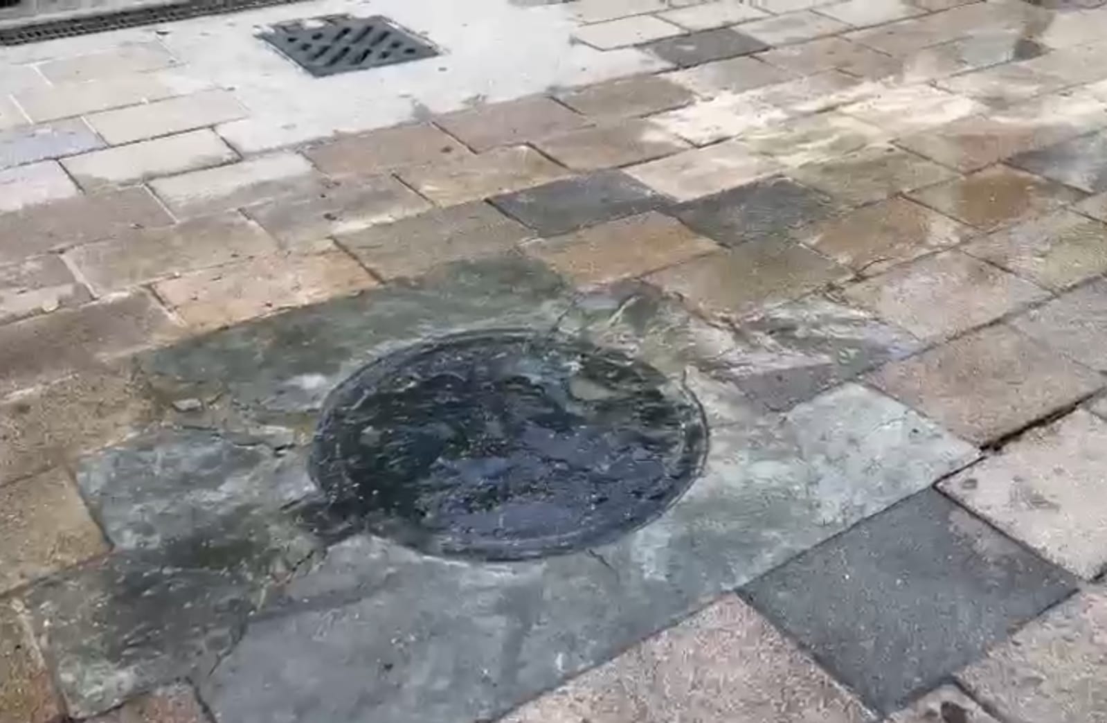 Aguas negras se desbordan en Playa del Carmen