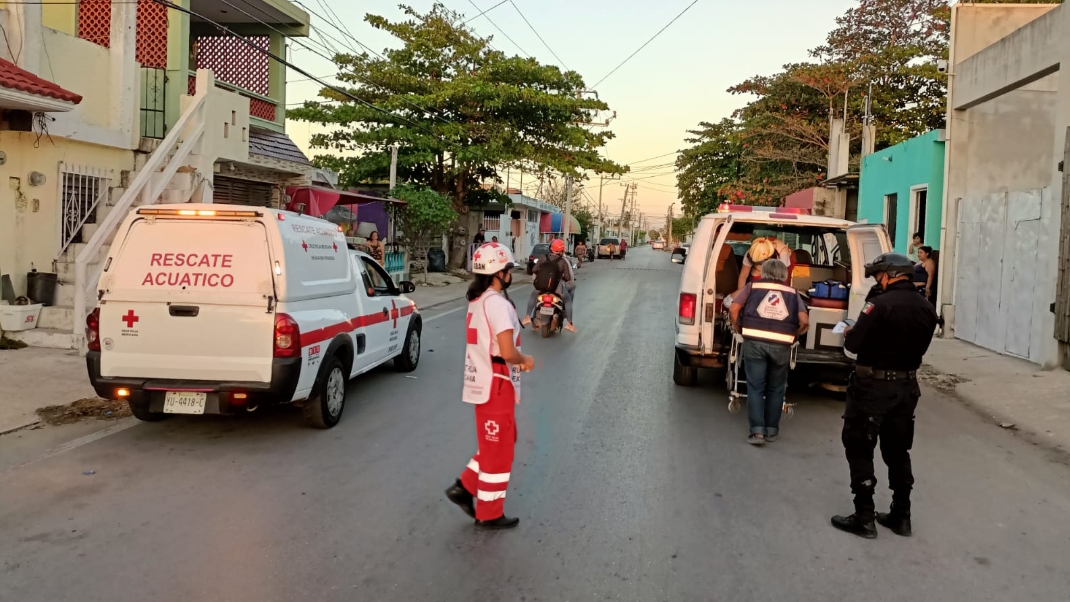 Al lugar llegaron paramédicos para atender al motociclista y trasladarlo al médico