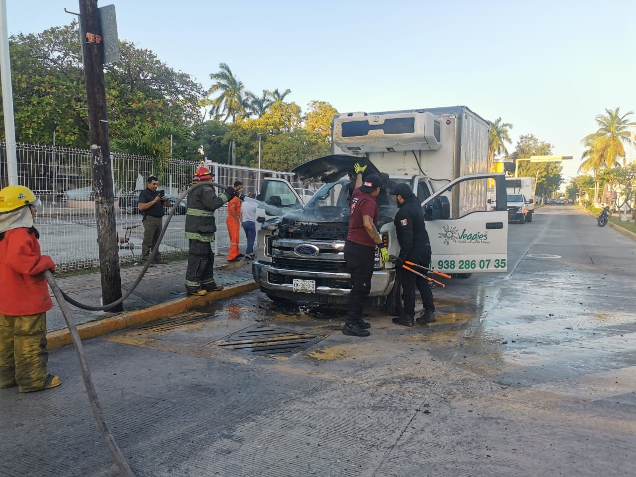 Se incendia camioneta de 'Veggies' en Ciudad del Carmen