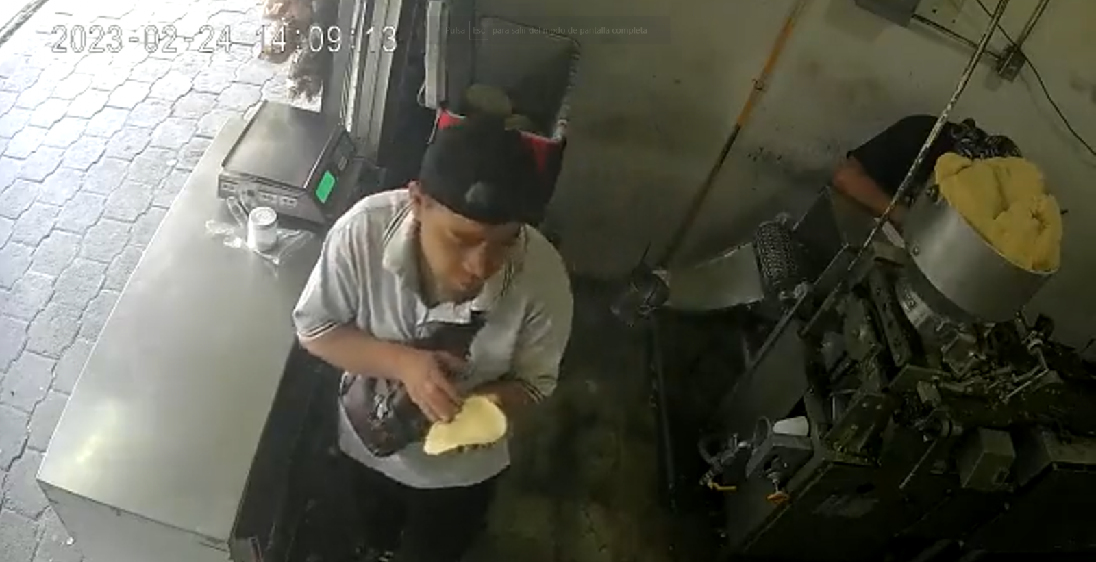 Asaltan a hombre mientras comía una tortilla con sal en CDMX: VIDEO