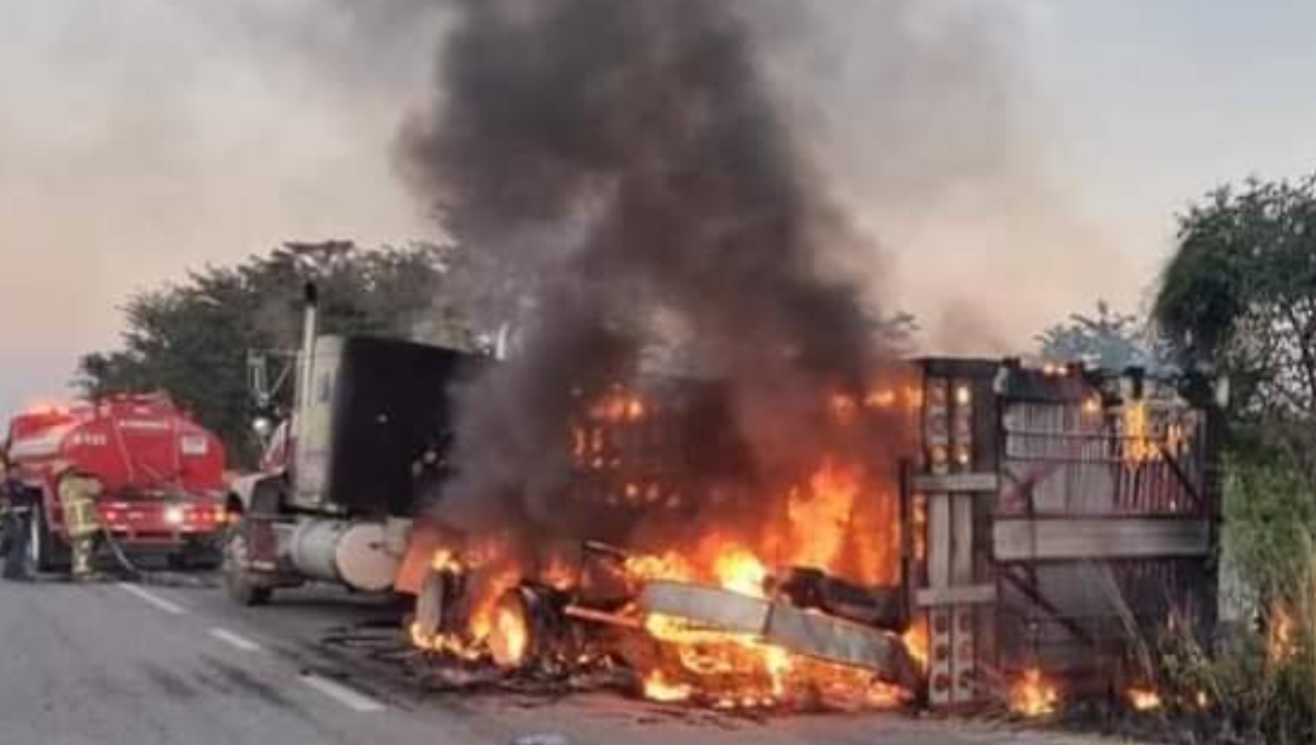 Se incendia tráiler que transportaba pollinaza en la vía Escárcega–Villahermosa