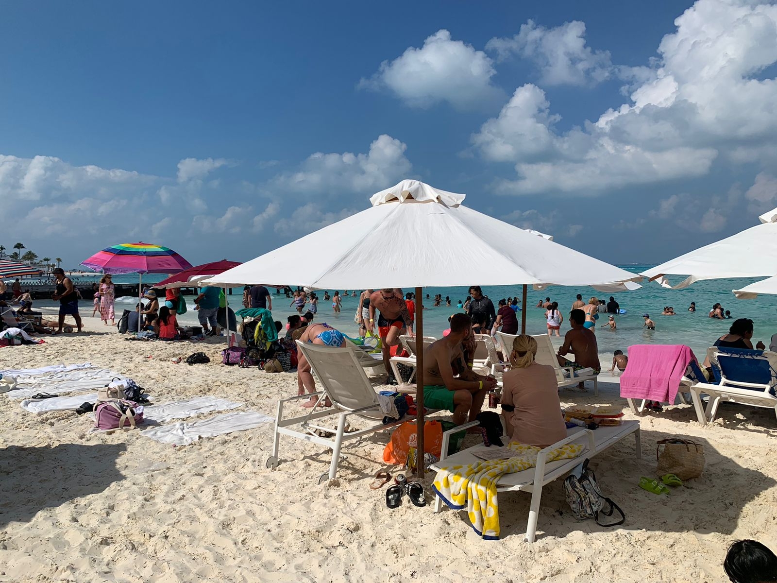 Más de 500 bañistas disfrutan del buen clima en Playa Caracol en Cancún: EN VIVO