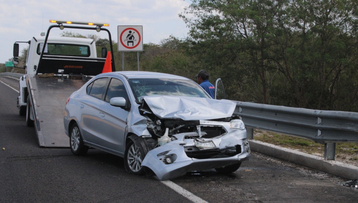 Vehículo queda en pérdida total al chocar en la carretera Campeche-Mérida