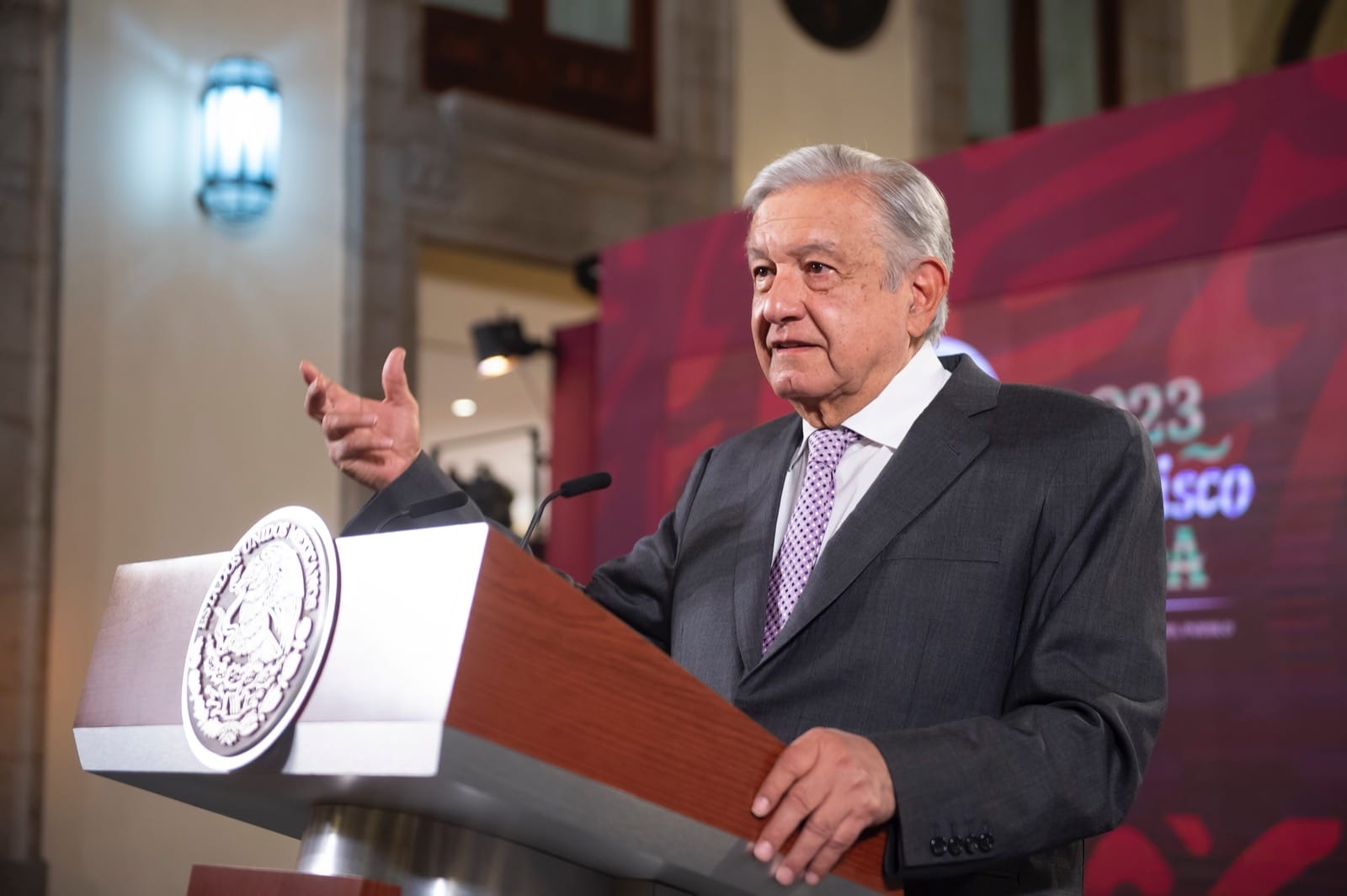 Exhibe AMLO a los asistentes y convocantes a la marcha en defensa del INE