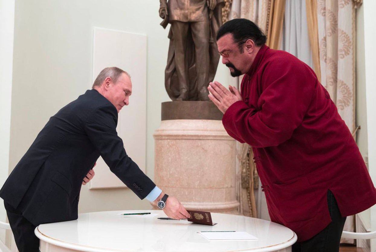 Concede Putin la Orden de la Amistad al actor Steven Seagal