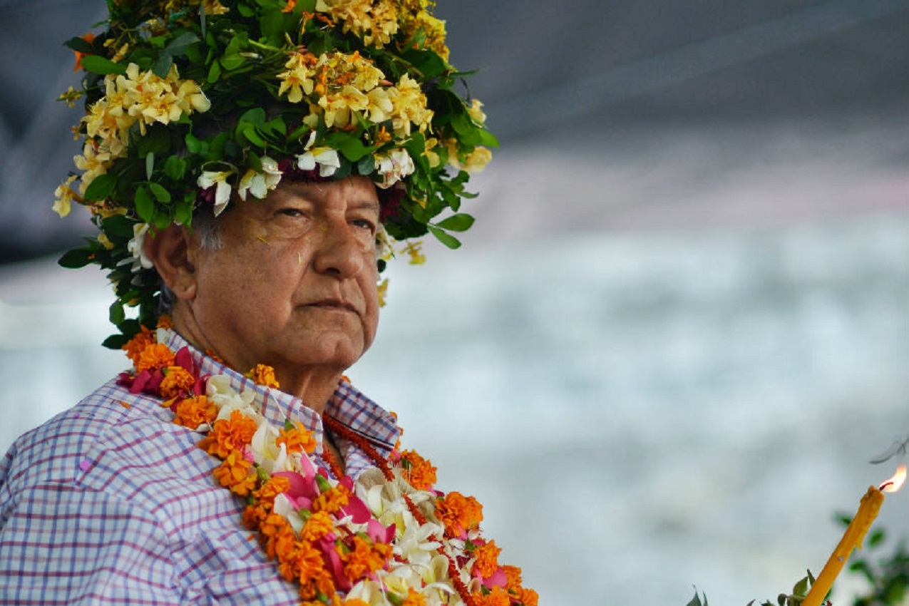 AMLO mantiene aprobación del 64% tras marchas en defensa del INE