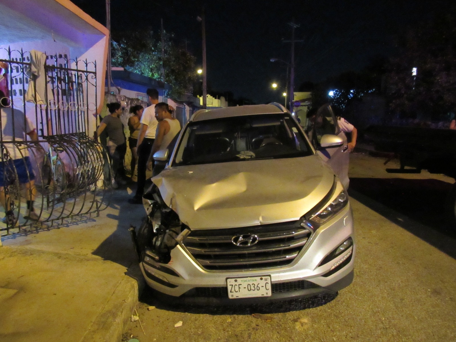 Hombre choca con varios vehículos y huye en Mérida; niño resulta lesionado